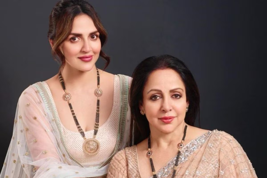 হেমা মালিনী ও ঈশা দেওল
‘টেল মি ও খুদা’ (২০১১) ছবিতে মা-মেয়ের চরিত্রে অভিনয় করেন হেমা ও ঈশা। এই ছবিটি পরিচালনাও করেছিলেন হেমা মালিনী নিজেই। হেমাকে শেষ দেখা গিয়েছে ‘শিমলা মির্চি’ (২০২০) ছবিতে, আর ঈশা অভিনয় করেছেন সম্প্রতি মুক্তিপ্রাপ্ত ‘তুমকো মেরি কসম’ (২০২৫) ছবিতে, পরিচালনা করেছেন বিক্রম ভাট।