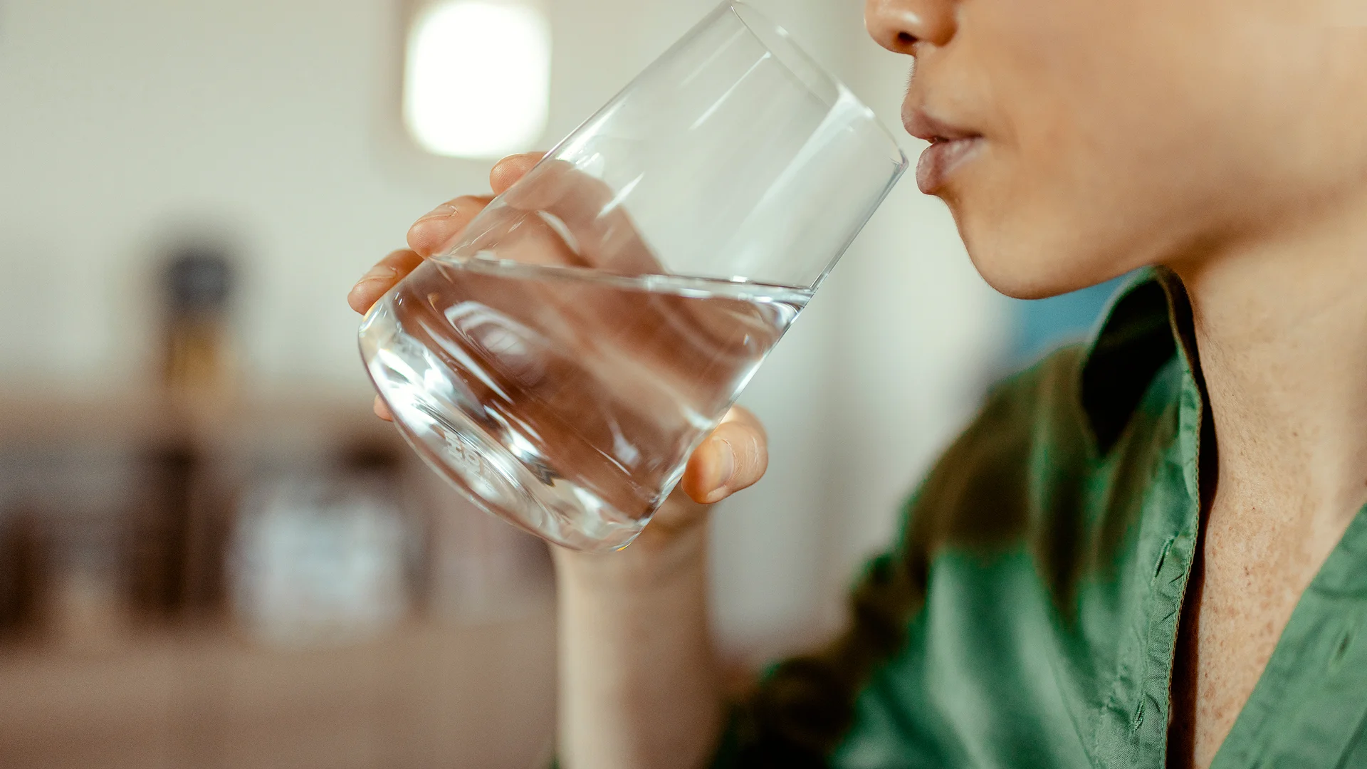 শরীরকে হাইড্রেটেড রাখুন:

প্রতিদিন অন্তত ৮ গ্লাস জল খান। এতে কিডনি ইউরিক অ্যাসিড সহজে ফিল্টার করে বের করতে পারে। শুধু জল খেতে অসুবিধা হলে, লেবু, শশা বা আদা মিশিয়ে ডিটক্স ওয়াটার করে নিতে পারেন।