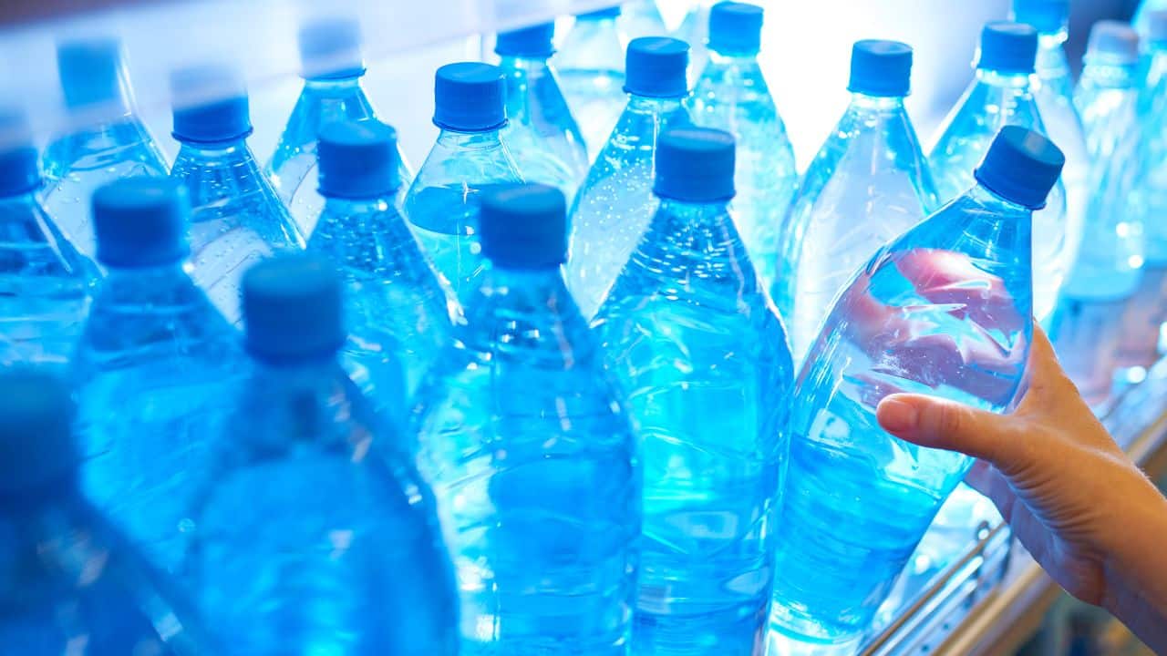 প্লাস্টিকের বোতল থেকে জল খাওয়া বন্ধ করুন:
প্লাস্টিকের বোতল থেকে জল খেলে আমাদের অজান্তেই মাইক্রোপ্লাস্টিক জলের সঙ্গে শরীরে প্রবেশ করে।