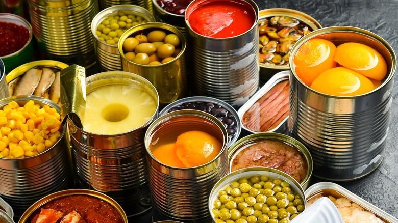 ক্যানজাত খাবার কম খান:
বেশিরভাগ ক্যানের ভিতরে থাকে প্লাস্টিকের লাইনিং, বিশেষ করে স্যুপ বা লিক্যুইড খাবারের ক্ষেত্রে তা আরও বেশি ক্ষতিকারক।