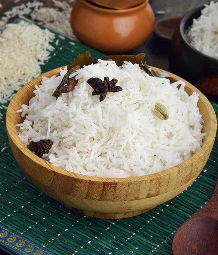 বিরিয়ানির ভাতেই লুকিয়ে আসল রহস্য:
বিরিয়ানি বানানোর জন্য বিশেষত লম্বা সরু বাসমতি চালই সেরা অপশন। এই চাল সহজে ভাঙে না। ভাতের কোয়ালিটির ওপর বিরিয়ানির স্বাদ অনেকাংশে নির্ভর করে।