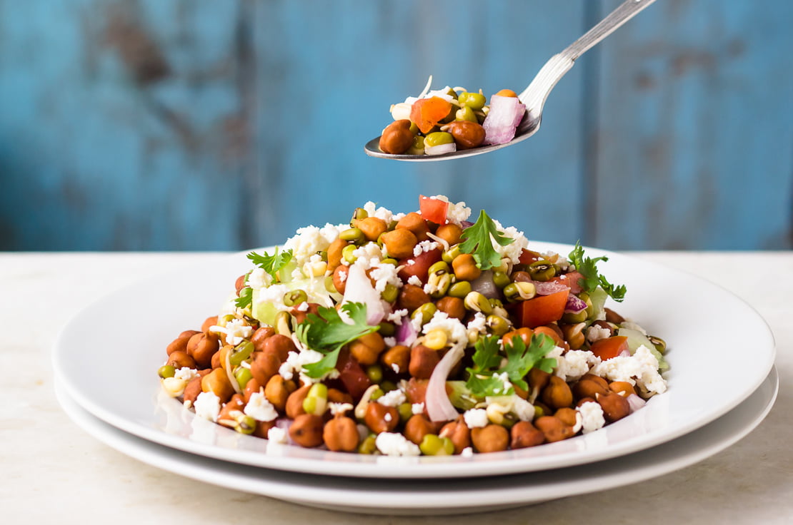 ডাল ও স্প্রাউটস (Legumes and sprouts):
মুগ, ছোলা, রাজমা- এগুলোতে প্রচুর ফাইবার ও উদ্ভিজ্জ প্রোটিন থাকে। যাঁরা পনির খেতে চান না, তারা এটি অপশনে রাখতেই পারেন। অঙ্কুরিত করলে বা কল বেরোনো ছোলাতে তো পুষ্টিগুণ আরও বাড়ে।