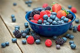 বেরি জাতীয় ফল: স্ট্রবেরি, ব্লুবেরি, রাস্পবেরি ব্রেনে রক্তপ্রবাহ বাড়াতে এবং কোশের ক্ষয় কমাতে সহায়ক।
