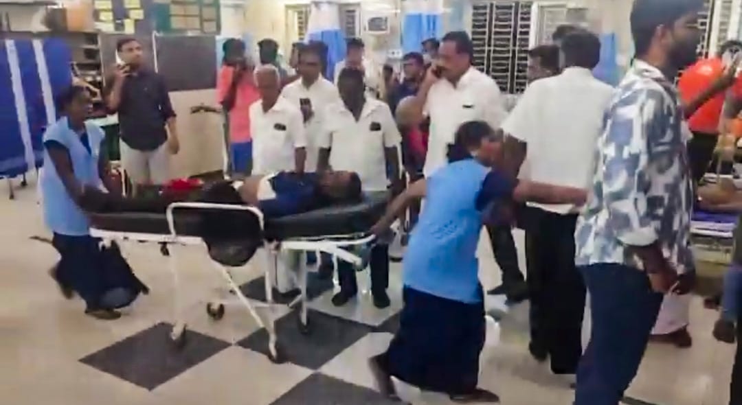 সভাস্থলে প্রচুর মানুষের সমাগম হবে জেনেও জল ও খাবারের কোনও ব্যবস্থা ছিল না বলেও অভিযোগ উঠেছে। ফলে সেই ভিড়ে গরমের কারণ পরিস্থিতি আরও খারাপের দিকে যায়। 