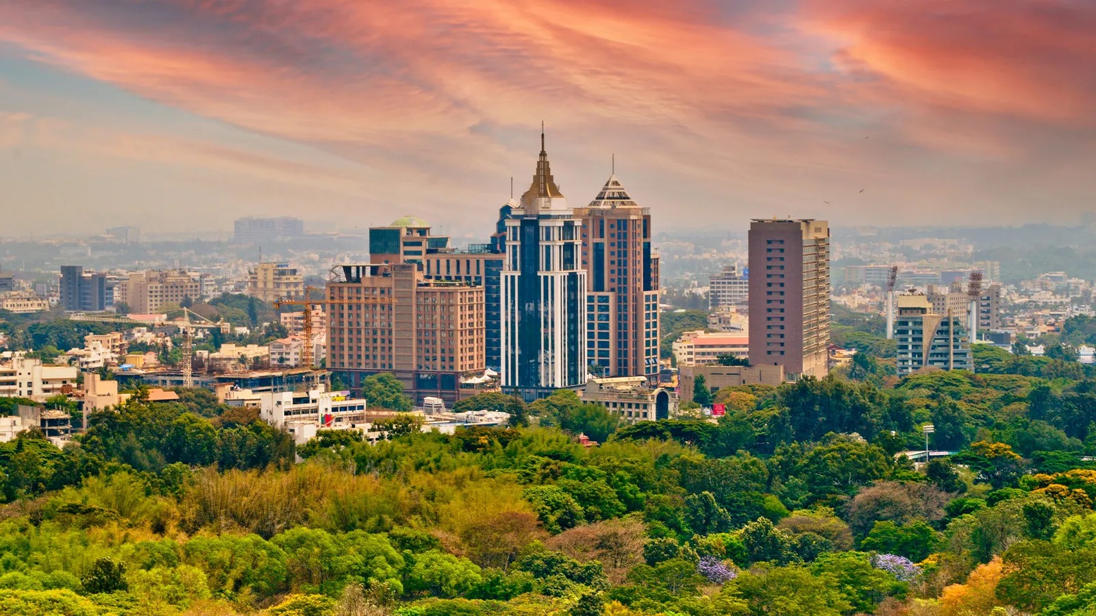 বেঙ্গালুরু: আইটি পার্ক ও স্টার্টআপের শহর বলে পরিচিত হলেও বেঙ্গালুরু কিন্তু ভ্রমণপ্রেমীদের কাছে বেশ জনপ্রিয়। তার মনোরম আবহাওয়া, জমজমাট ক্যাফে কালচার এবং ছোট ছোট উইকএন্ড ট্রিপের অসংখ্য বিকল্পের জন্য বেশ ভাল একটা ডেস্টিনেশন হতে পারে বেঙ্গালুরু। কাছের নন্দী হিলসে ড্রাইভে যাওয়া হোক বা ওয়ান্ডারলা পার্কে অ্যাডভেঞ্চার— এই শহর কখনও নিরাশ করে না।
