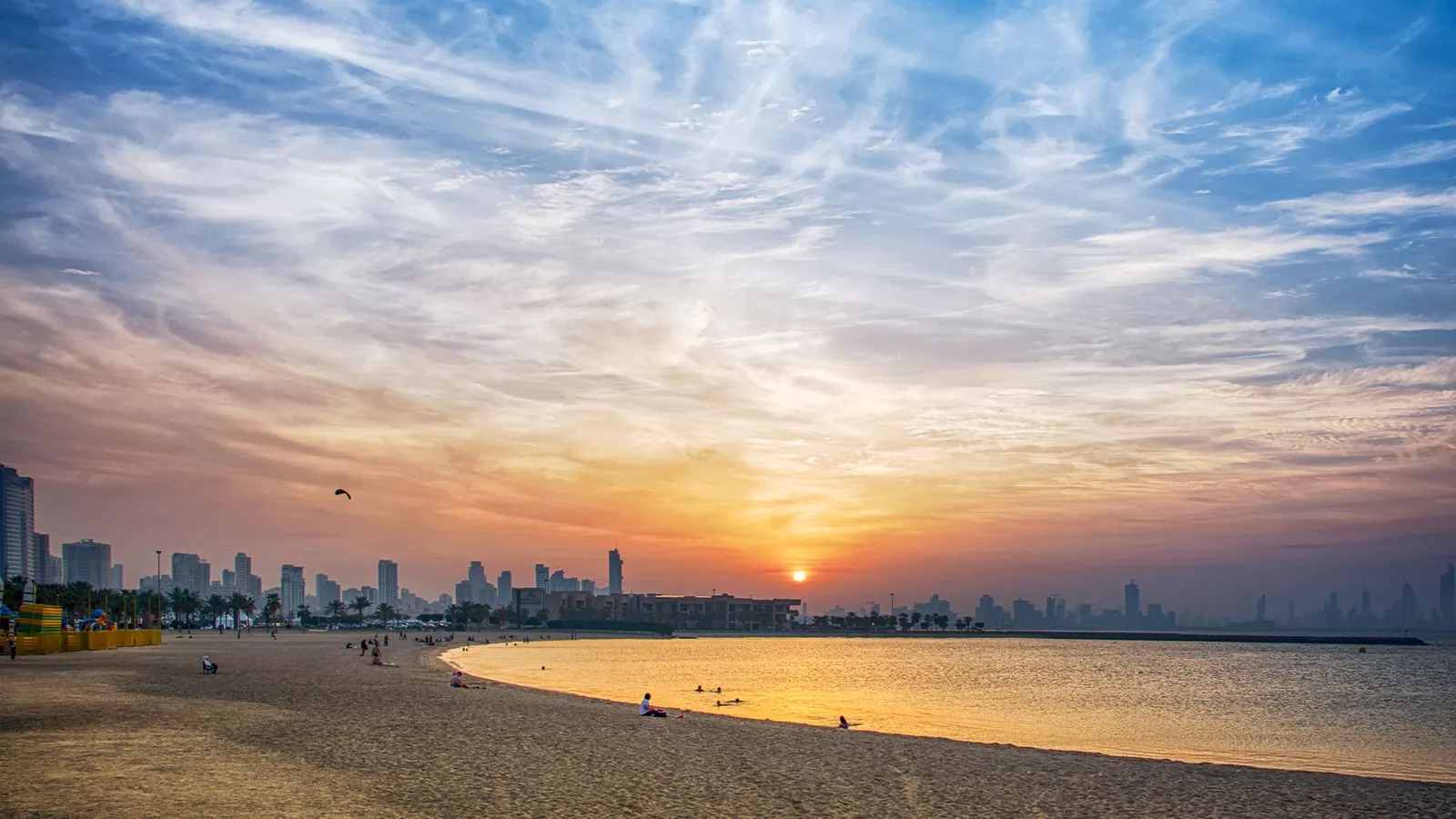 চেন্নাই: তামিলনাড়ুর রাজধানী চেন্নাই তার সমুদ্রসৈকত, ঐতিহ্যবাহী সংস্কৃতি এবং অতিথিপরায়ণতার জন্য বিখ্যাত। মেরিনা বিচের সূর্যোদয় দেখা, প্রাচীন মন্দির ভ্রমণ, ফিল্টার কফি আর ইডলি-দোসার স্বাদ নেওয়া— চেন্নাই ভ্রমণ মানেই এক অনন্য অভিজ্ঞতা।