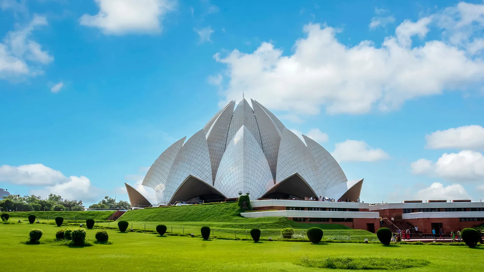 দিল্লি: ভারতের ইতিহাস ও আধুনিকতার একসঙ্গে মেলবন্ধন ঘটেছে দিল্লিতে। লালকেল্লা, হুমায়ুনের সমাধি-সহ অসংখ্য স্থাপত্য নিদর্শন, ব্যস্ত বাজার, আর্ট গ্যালারি, ফুড ক্যাফে— সবকিছু মিলিয়ে রাজধানী শহরটি বারবার টানে ভ্রমণপিপাসুদের।