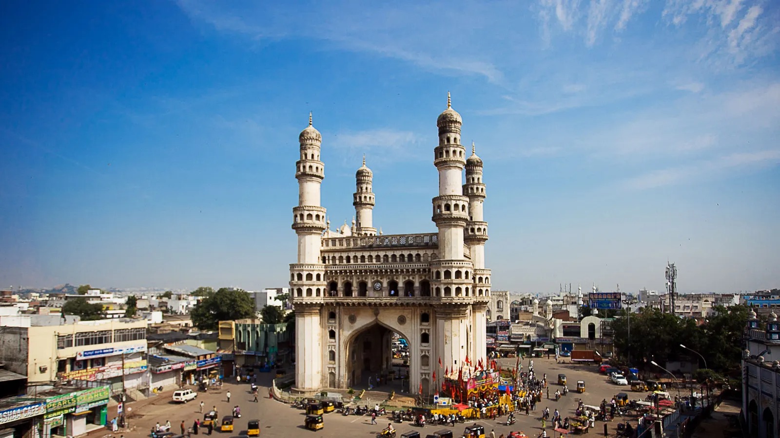 হায়দরাবাদ: রাজকীয় ঐতিহ্য আর আধুনিকতার মেলবন্ধন— সেটাই হায়দরাবাদের আসল রূপ। বিখ্যাত বিরিয়ানি, ঐতিহাসিক চারমিনার ও রাজপ্রাসাদগুলির জন্য পরিচিত এই শহর আজ টেক পার্ক, ক্যাফে ও শপিং স্পটের দিক থেকেও সমৃদ্ধ।