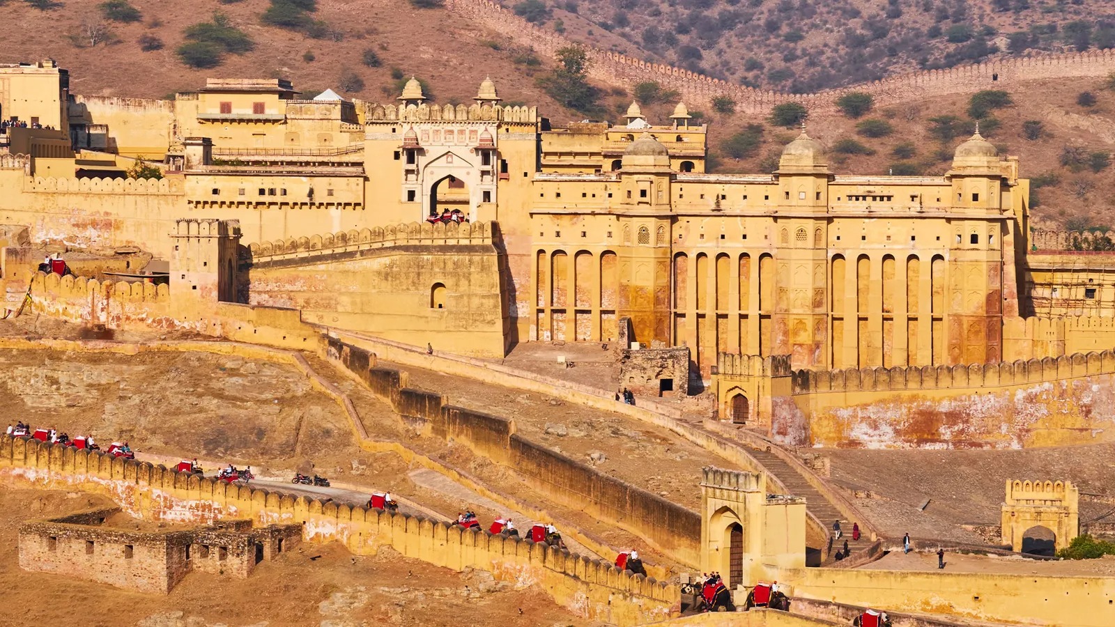 জয়পুর: 'পিঙ্ক সিটি' জয়পুর তার প্রাসাদ, দুর্গ, রঙিন বাজার ও রাজকীয় স্থাপত্যে ভরপুর। অ্যাম্বার ফোর্ট থেকে হাওয়া মহল— প্রতিটি স্থাপত্য যেন ইতিহাসের এক নতুন অধ্যায়। পাশাপাশি রাজস্থানি খাবারের স্বাদে ভরপুর জয়পুর পর্যটকদের কাছে চিরকাল আকর্ষণীয়।