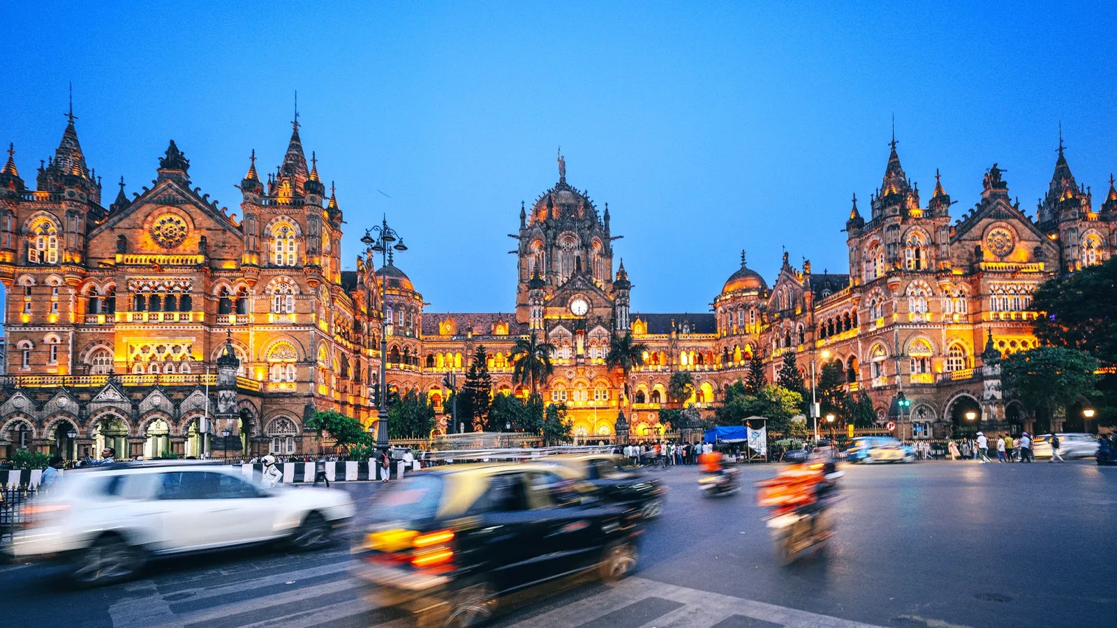 মুম্বই: ভারতের মানুষের সবচেয়ে বেশি ঘুরতে আসা শহরগুলির একটি হল মুম্বই। সমুদ্রতট, ইতিহাস, দারুণ খাবার ও বলিউডের গ্ল্যামার— সব মিলিয়ে মুম্বই যেন এক জীবন্ত ক্যানভাস। গেটওয়ে অফ ইন্ডিয়া থেকে মেরিন ড্রাইভ, চৌপাটির স্ট্রিট ফুড থেকে কোলাবার মার্কেট— মুম্বই মানেই নিত্য নতুন অভিজ্ঞতা।