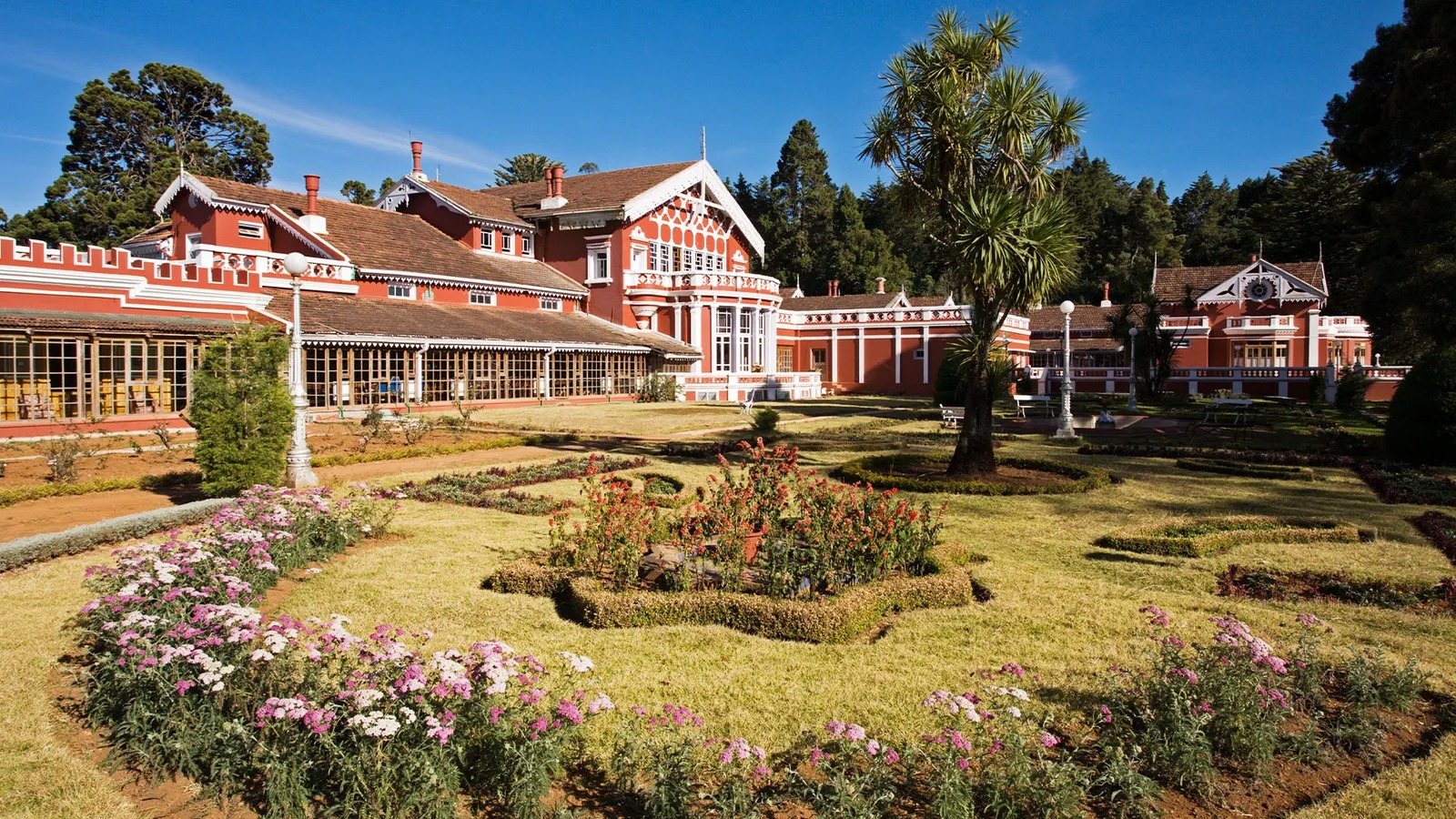 উটি: 'হিল স্টেশনের রানি' নামে পরিচিত উটি বরাবরই পর্যটকদের প্রিয়। নীলগিরি পাহাড়ে ঘেরা এই জায়গা তার ঠান্ডা আবহাওয়া, চা বাগান, নীল হ্রদ ও টয় ট্রেনের যাত্রার জন্য বিখ্যাত। প্রকৃতি ও প্রশান্তি খুঁজে নেওয়ার আদর্শ জায়গা।