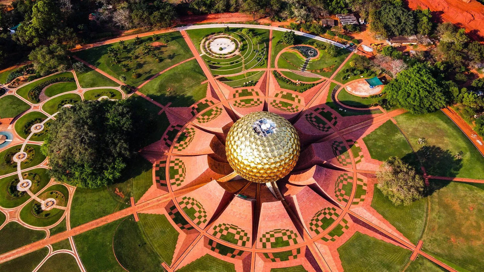 পন্ডিচেরি: ফরাসি ছোঁয়ায় ভরপুর এই ছোট্ট শহরটি ভ্রমণকারীদের মুগ্ধ করে তার নিরিবিলি সৈকত, পাথর-বিছানো রাস্তা ও প্যাস্টেল রঙের বাড়িগুলির সৌন্দর্যে। ইয়োগা রিট্রিট, সমুদ্রতটের নির্জনতা আর ক্যাফে কালচার— পন্ডিচেরি যেন ফরাসি শান্তির ছোঁয়া এনে দেয় ভারতের বুকে।