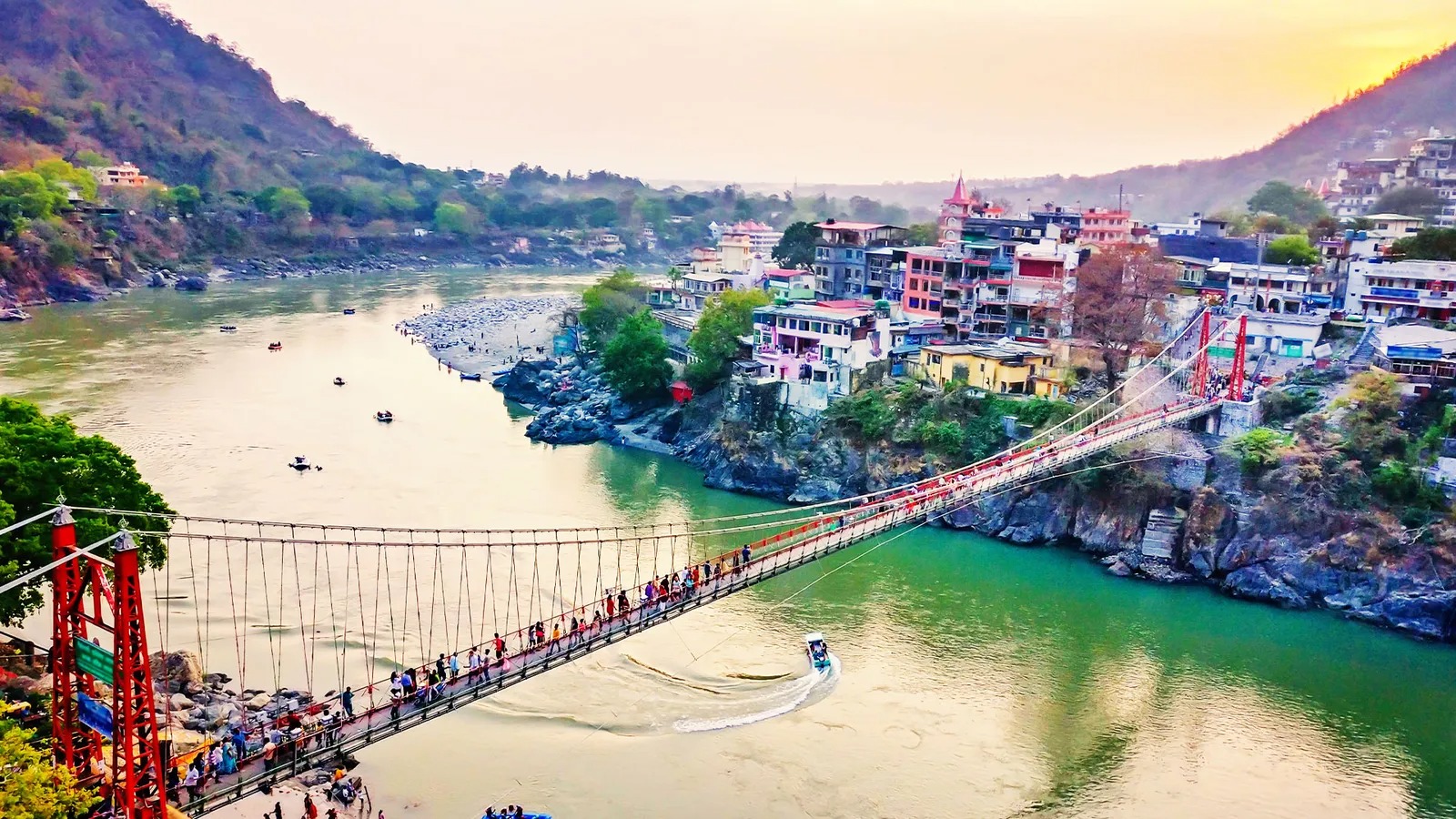 ঋষিকেশ: গঙ্গার তীরে, হিমালয়ের কোলে অবস্থিত ঋষিকেশ ভারতের 'যোগ' রাজধানী। আধ্যাত্মিক শান্তি খুঁজে পেতে যেমন আসেন সাধকরা, তেমনই অ্যাডভেঞ্চারের খোঁজে আসেন রিভার র‍্যাফটিং প্রেমীরা। ত্রিবেণী ঘাটের সন্ধ্যার গঙ্গা আরতি ঋষিকেশ সফরের এক অবিচ্ছেদ্য অংশ।