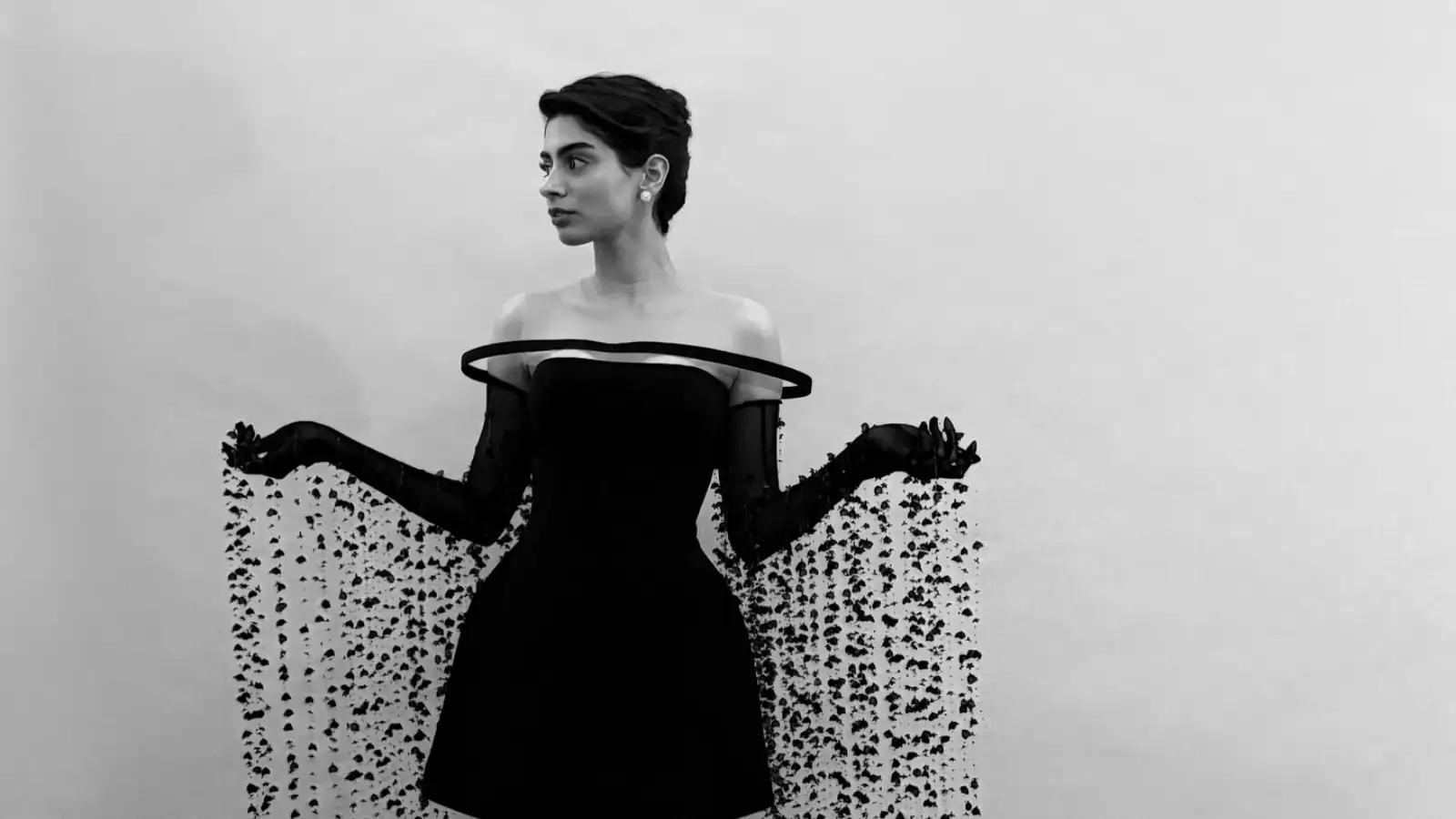 বলিউডে এখন অনেক নতুন মুখ, কিন্তু খুশির ফ্যাশন যেন অন্য এক মাত্রা। প্রতিটি লুকে তিনি যেন নিজেকে নতুন করে গড়ে তোলেন। কখনও বোল্ড, কখনও স্নিগ্ধ, কখনও আবার রাজকন্যার মতো আভিজাত্য। সব রূপেই তিনি অনবদ্য।