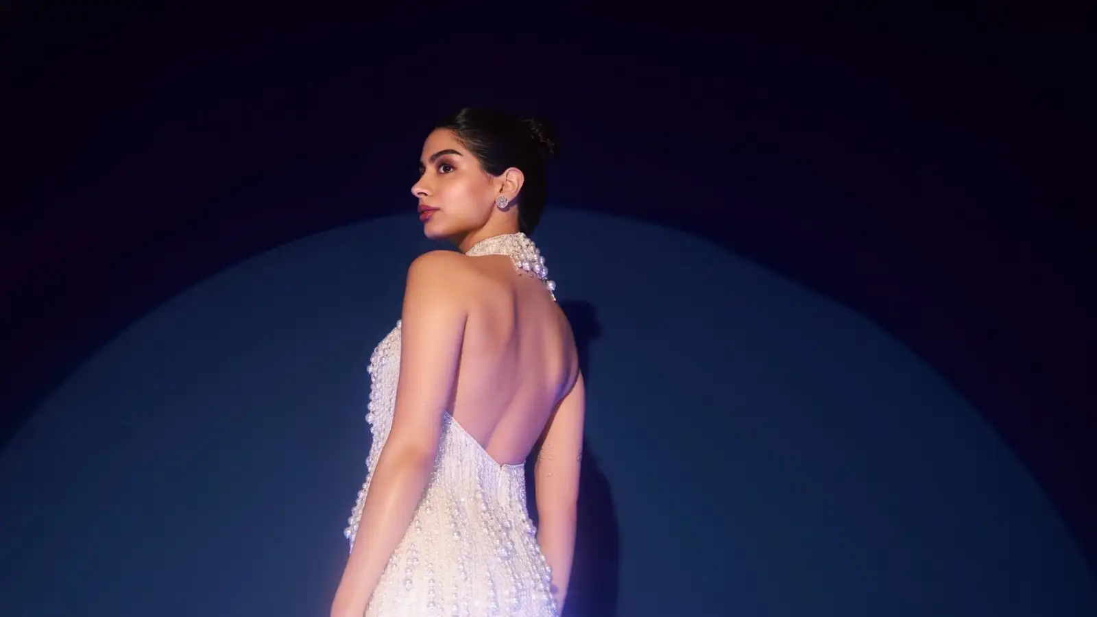 নতুন প্রজন্মের মধ্যে তিনিই যেন 'ফ্যাশন আইকন'। আজকের প্রজন্ম অর্থাৎ জেন-জি'র বেশ পছন্দের তালিকায় রয়েছে খুশির ফ্যাশন ও পোশাক। যদিও তার নানাবিধ কারণও আছে।