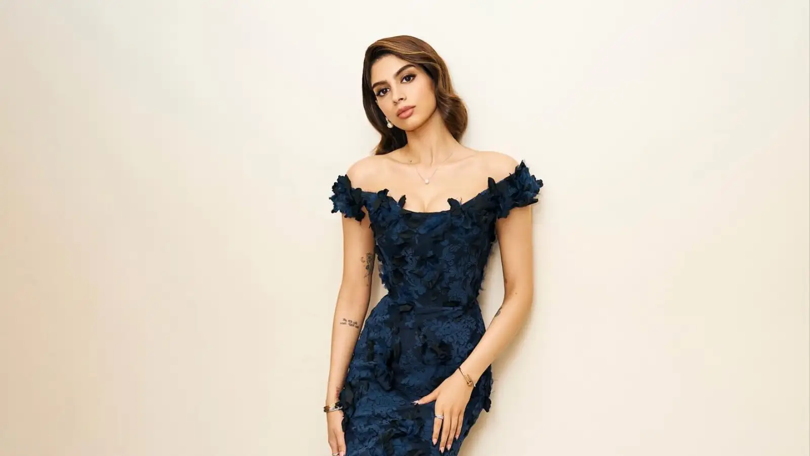 কার্ল করা চুল, হালকা মেকআপ, আর সেই মিষ্টি হাসি—সব মিলিয়ে যেন তিনি সত্যিই বলিপাড়ার নজর কাড়েন। তাঁর স্টাইল দেখলে বোঝা যায়, সাদামাটা জিনিসকেও কীভাবে এলিগ্যান্ট করে তোলা যায়।