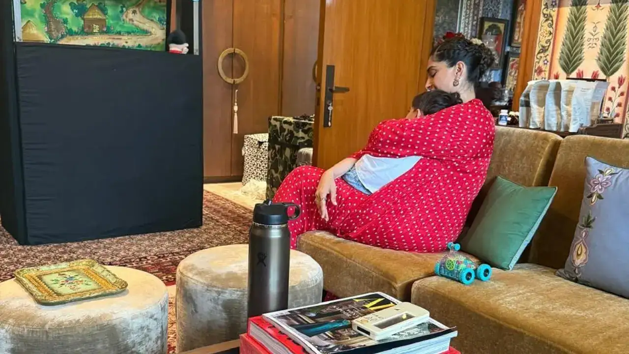 ২. সোনম কাপুর আহুজা (Sonam Kapoor Ahuja)
২০২২ সালে স্বামী আনন্দ আহুজার সঙ্গে সোনম স্বাগত জানিয়েছিলেন তাঁদের আদরের পুত্র বায়ুকে। অভিনেত্রী প্রায়ই সোশ্যাল মিডিয়ায় বাউরীর (Vayu) সঙ্গে তাঁর মাতৃত্বের মিষ্টি ঝলক শেয়ার করেন।