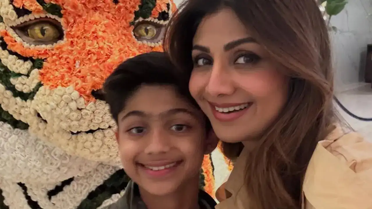 ৫. শিল্পা শেট্টি (Shilpa Shetty)
ফিটনেস আইকন শিল্পা শেট্টির ছেলে ভিয়ান তাঁর 'ফরএভার টিমমেট'। ছেলে ভিয়ান এবং মেয়ে সামিশার মা শিল্পা প্রায়ই ভিয়ানের সঙ্গে মজার ওয়ার্কআউট ভিডিও এবং ছবি শেয়ার করেন।