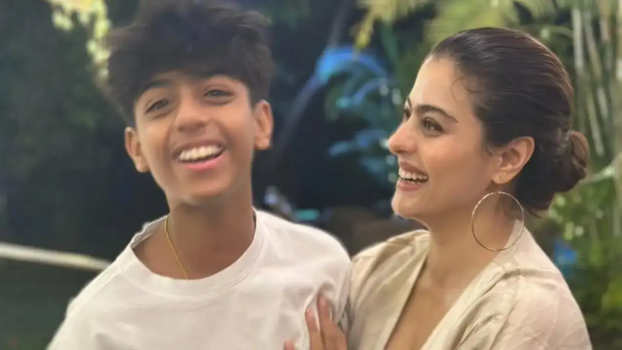 ৪. কাজল (Kajol)
ছেলে যুগ এবং মেয়ে নায়সার মা কাজল বরাবরই নিজেকে একজন 'প্রটেকটিভ অথচ কুল' মা হিসেবে পরিচয় দেন। যুগের সঙ্গে তাঁর মজাদার সম্পর্ক প্রায়ই ক্যামেরায় ধরা পড়ে।