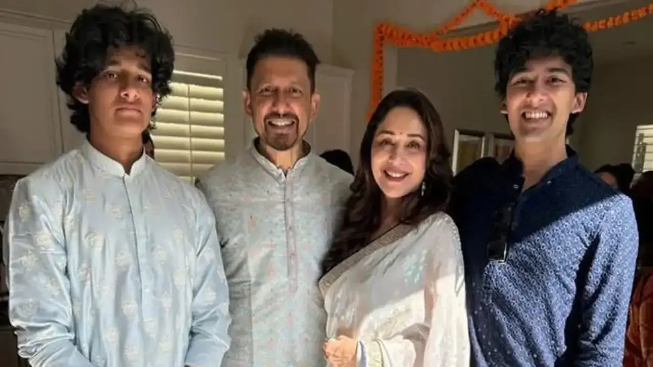 ৩. মাধুরী দীক্ষিত (Madhuri Dixit)
বলিউডের বিখ্যাত অভিনেত্রী মাধুরী দীক্ষিত তাঁর দুই ছেলে আরিন এবং রায়ান-এর মা। কাজে খুব ব্যস্ত থাকা সত্ত্বেও, তিনি সবসময় তাঁর পরিবারকে সবার আগে রাখেন। মাধুরীর স্বামী, ডক্টর নেনে, প্রায়ই সোশ্যাল মিডিয়ায় তাঁদের সুন্দর পারিবারিক ছবি শেয়ার করেন।