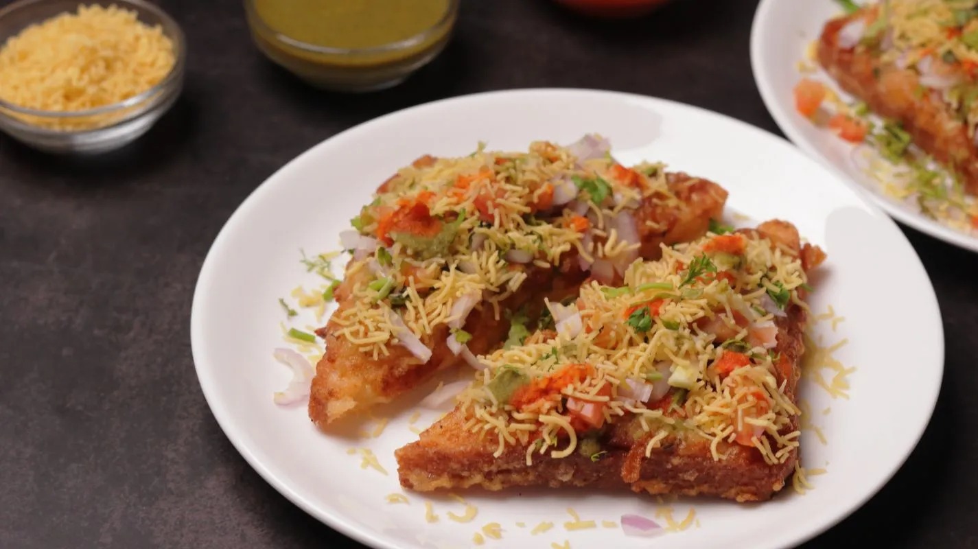 আলু টোস্ট: সেদ্ধ আলু মেখে তার সঙ্গে পেঁয়াজ কুচি, কাঁচা লঙ্কা, ধনে পাতা, নুন, লাল লঙ্কাগুঁড়ো ও চাইলে একটু চাট মশলা মিশিয়ে নিন। পাউরুটির উপর আলুর এই মিশ্রণ পাতলা করে লাগিয়ে দিন। গরম তাওয়ায় অল্প তেল বা মাখন দিয়ে আলুভরা দিকটি নিচে রেখে সেঁকুন। পরে উলটে অন্য দিকটাও সেঁকে নিন। বাইরে মচমচে, ভেতরে নরম- খুব সহজে তৈরি সুস্বাদু নাস্তা।