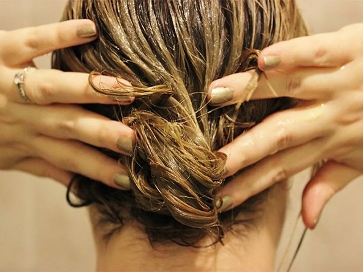 প্যাকটি বানানোও খুব সহজ। একটি বাটিতে মুলতানি মাটি নিয়ে আগে সামান্য জলে ভিজিয়ে রাখুন, যাতে সেটি নরম হয়ে যায়। এরপর এতে অল্প পরিমাণ অ্যাপেল সিডার ভিনিগার, অ্যালোভেরা জেল এবং ১–২ ফোঁটা অলিভ অয়েল দিয়ে পেস্টের মতো একটি মিশ্রণ তৈরি করে নিন।