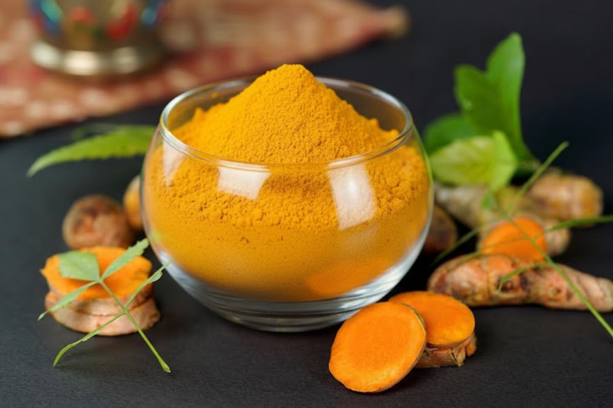 শীতে বাতাস শুষ্ক হয়ে যায়, ফলে ত্বক তার আর্দ্রতা ধরে রাখতে পারে না। অনেকে অনুভব করেন টান ধরা, জ্বালা, এমনকি চুলকানিও। এই সময় কাঁচা হলুদ ব্যবহার করলে ত্বককে ভেতর থেকে পুষ্টি দেয়। দই, মধু, চন্দন, ঘি- এই ধরনের ঘরোয়া উপাদানের সঙ্গে হলুদ মিশিয়ে নিলে আরও কার্যকর হয়। বিশেষজ্ঞদের মতে, হলুদ নিয়মিত ব্যবহার করলে ত্বকের প্রাকৃতিক জেল্লা ফিরে আসে এবং ত্বক অনেকটাই কোমল হয়ে ওঠে।