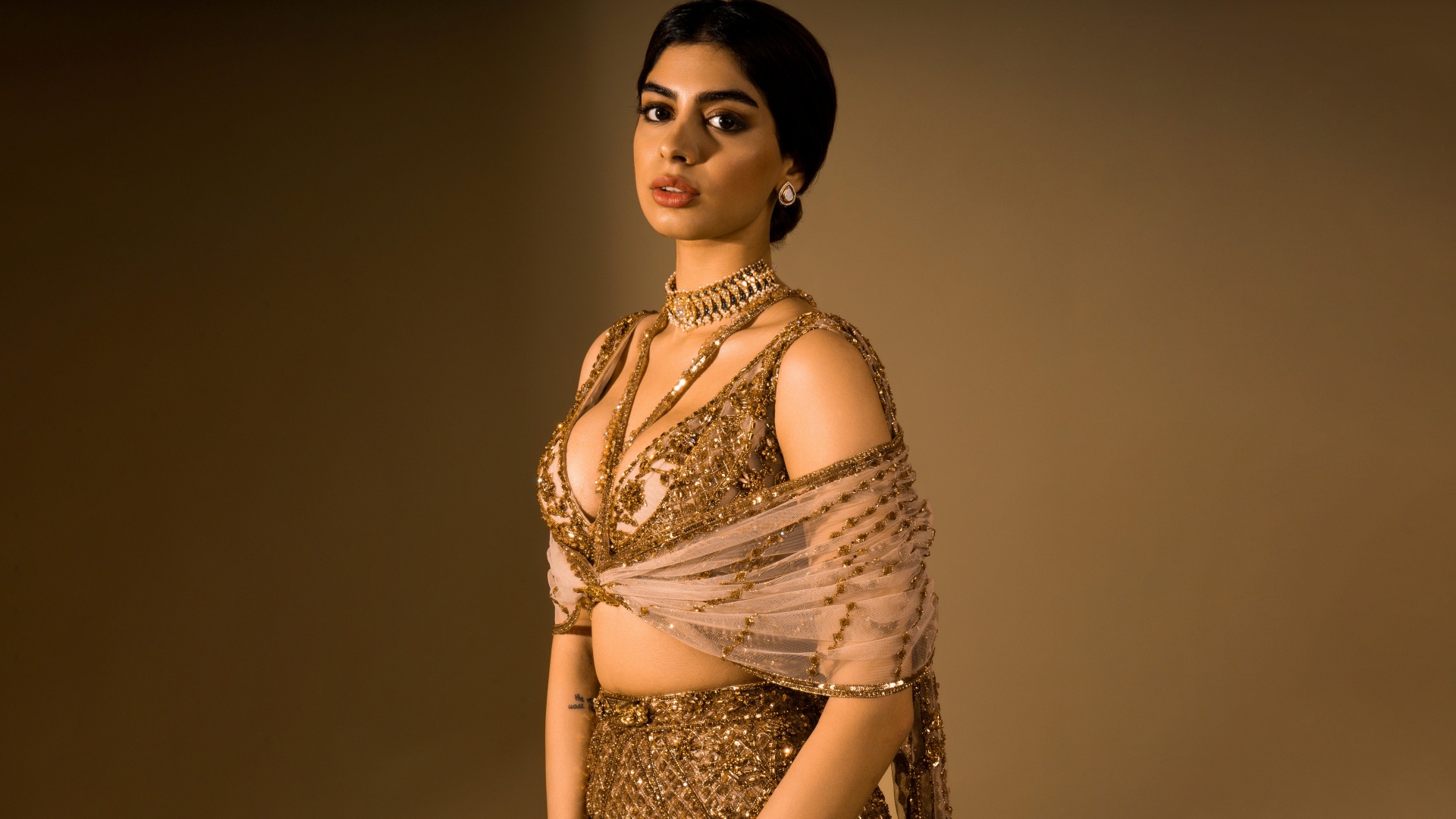 পনিটেল বাঁধা চুল, নিঁখুত আইলাইনার, আর ব্যাকলেস গাউন, এই লুকেই যেন ফুটে ওঠে তাঁর আত্মবিশ্বাস। বেশিরভাগ প্রোগ্রামেই তাঁকে এই সাজে দেখা যায়। 