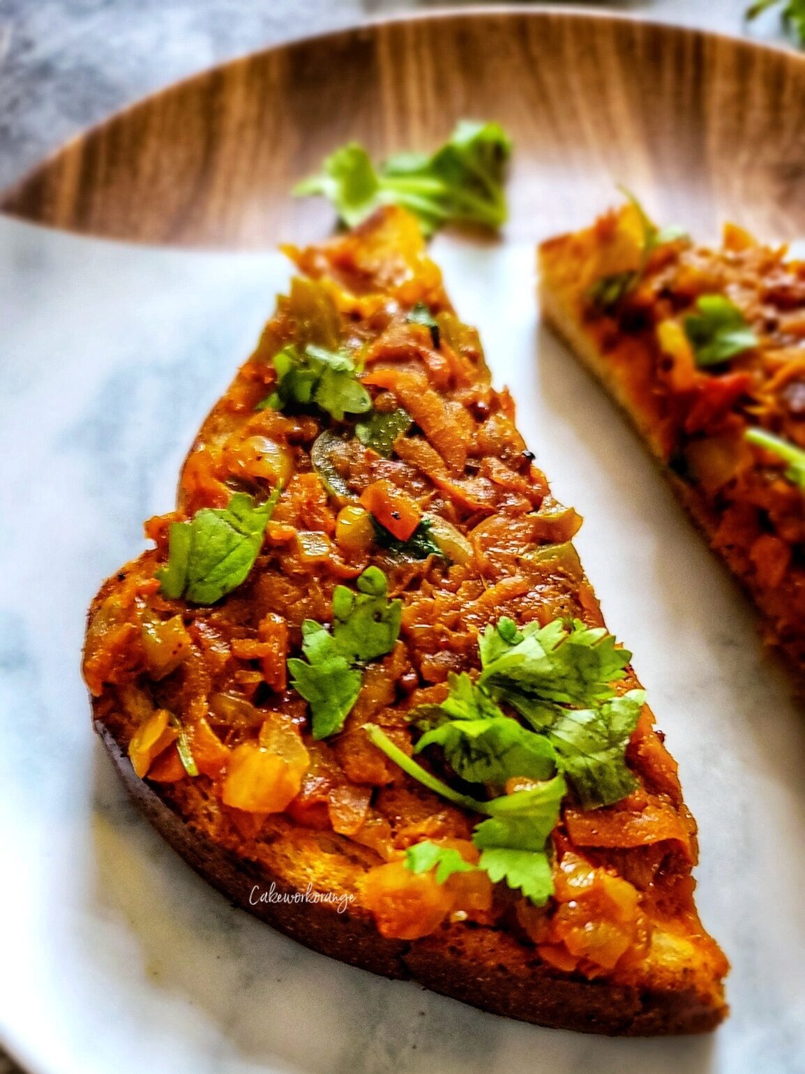 মশলা ব্রেড টোস্ট: প্রথমে একটি বাটিতে পেঁয়াজ কুচি, টমেটো কুচি, কাঁচা লঙ্কা, ধনেপাতা, নুন, গোলমরিচ এবং একটু লঙ্কাগুঁড়ো নিয়ে ভালো করে মেশান। পাউরুটির এক পিঠে অল্প মাখন মেখে দিন। অন্য পিঠে তৈরি করা মশলার মিশ্রণটি পাতলা করে ছড়িয়ে দিন। একটি গরম তাওয়ার উপর মশলা লাগানো দিকটি উপরে রেখে পাউরুটি সেঁকে নিন। পরিবেশন করুন চাটনির সঙ্গে।