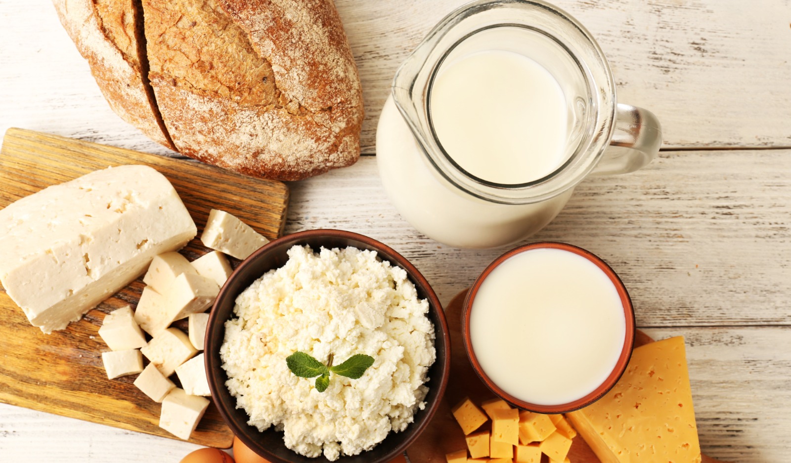 দুগ্ধজাত খাবার: দুধ, দই বা অন্যান্য দুগ্ধজাত খাবার কিছু মানুষের ত্বকে ব্রণ বাড়াতে পারে। বিশেষ করে যারা ল্যাকটোজ সহ্য করতে পারেন না, তাদের সমস্যা বেশি হয়।