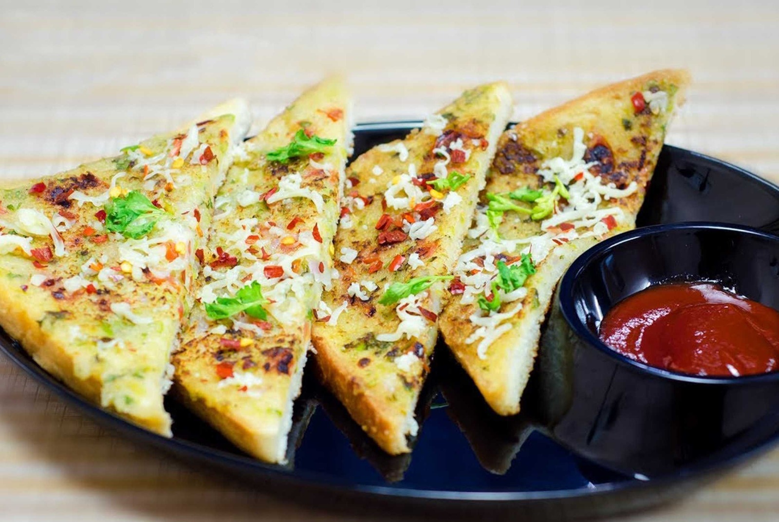 সুজির টোস্ট: টকদই দিয়ে সুজি ফেটিয়ে ১৫ মিনিট রেখে দিন। তার সঙ্গে নুন, কুচনো পেঁয়াজ, গাজর, লঙ্কা, পেঁয়াজপাতা বা ধনেপাতা মেশান। পাউরুটির এক পাশে মিশ্রণটি ভাল করে লাগিয়ে গরম তাওয়ায় সেঁকুন। সুজির দিকটি নিচে দিয়ে সেঁকলে বাইরে মচমচে আর ভেতরে নরম স্বাদ পাওয়া যায়।