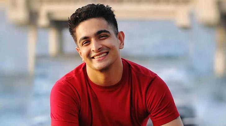 ৩. রণবীর আল্লাহবাদিয়া
এই তালিকার তিন নম্বরে রয়েছেন পডকাস্টার রণবীর আল্লাহবাদিয়া (Ranveer Allahbadia) এ বছর তিনি ব্যাপক বিতর্কে জড়িয়ে পড়েন। ইউটিউবার সময় রায়নার রোস্ট-কমেডি শোতে বিচারক হিসেবে গিয়ে তিনি একজন প্রতিযোগীকে তাঁর বাবা-মা'র যৌনতা নিয়ে প্রশ্ন করেছিলেন।