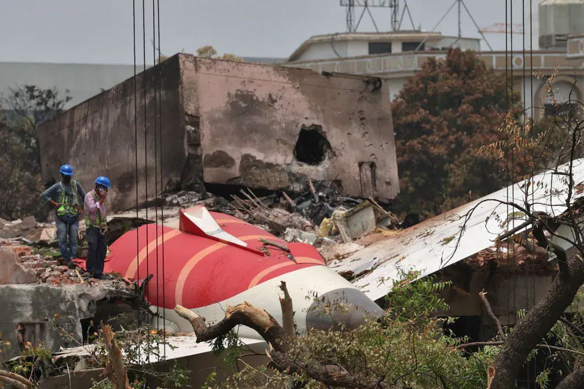 গত ১২ জুন লন্ডনগামী এয়ার ইন্ডিয়ার বোয়িং ৭৮৭-৮ ড্রিমলাইনারটি সর্দার বল্লভভাই প্যাটেল আন্তর্জাতিক বিমানবন্দর থেকে উড়ানের কিছুক্ষণের মধ্যেই ভেঙে পড়ে। দুর্ঘটনায় প্রাণ হারান ২৬০ জন। বিমানটি সরাসরি আছড়ে পড়ে মেঘানিনগরের বি জে মেডিক্যাল কলেজের হস্টেল কমপ্লেক্সের ওপর। মুহূর্তে তছনছ হয়ে যায় গোটা হস্টেল চত্বর।