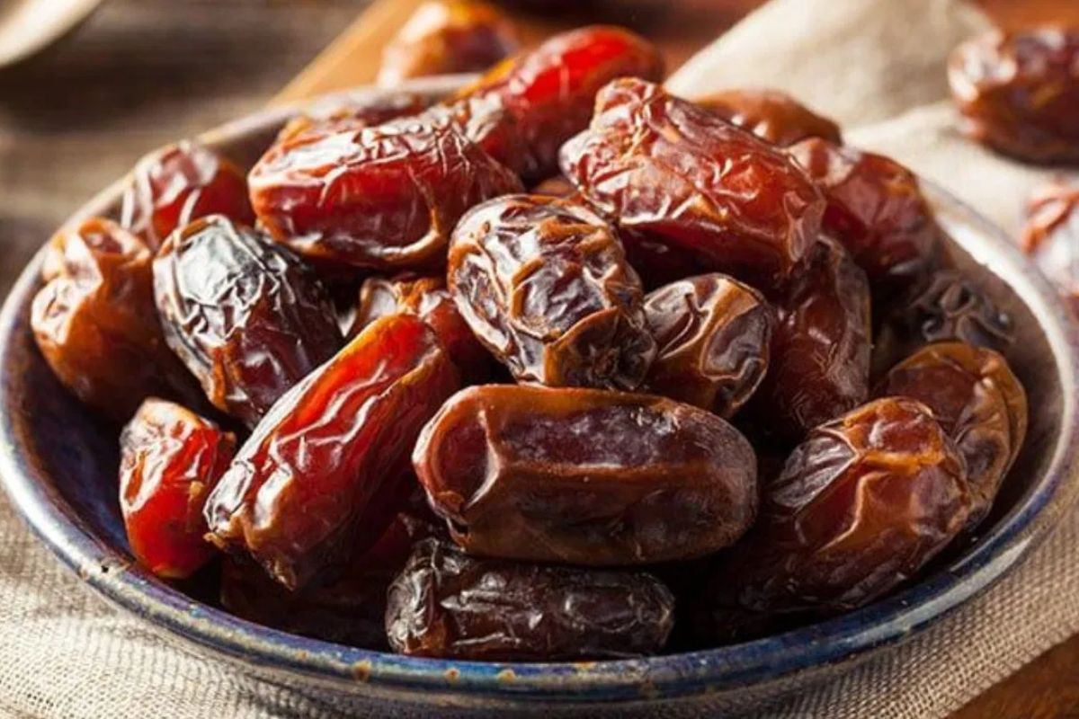 খেজুর প্রাকৃতিক শক্তির উৎস। এতে কার্বোহাইড্রেট, ফাইবার ও খনিজে ভরপুর মাত্রায় থাকে, যা দ্রুত এনার্জি বাড়ায় এবং হজমশক্তি ভালো রাখে। আয়রন রক্তাল্পতা প্রতিরোধে সাহায্য করে ও হাড়ের ক্ষয় কমায়।