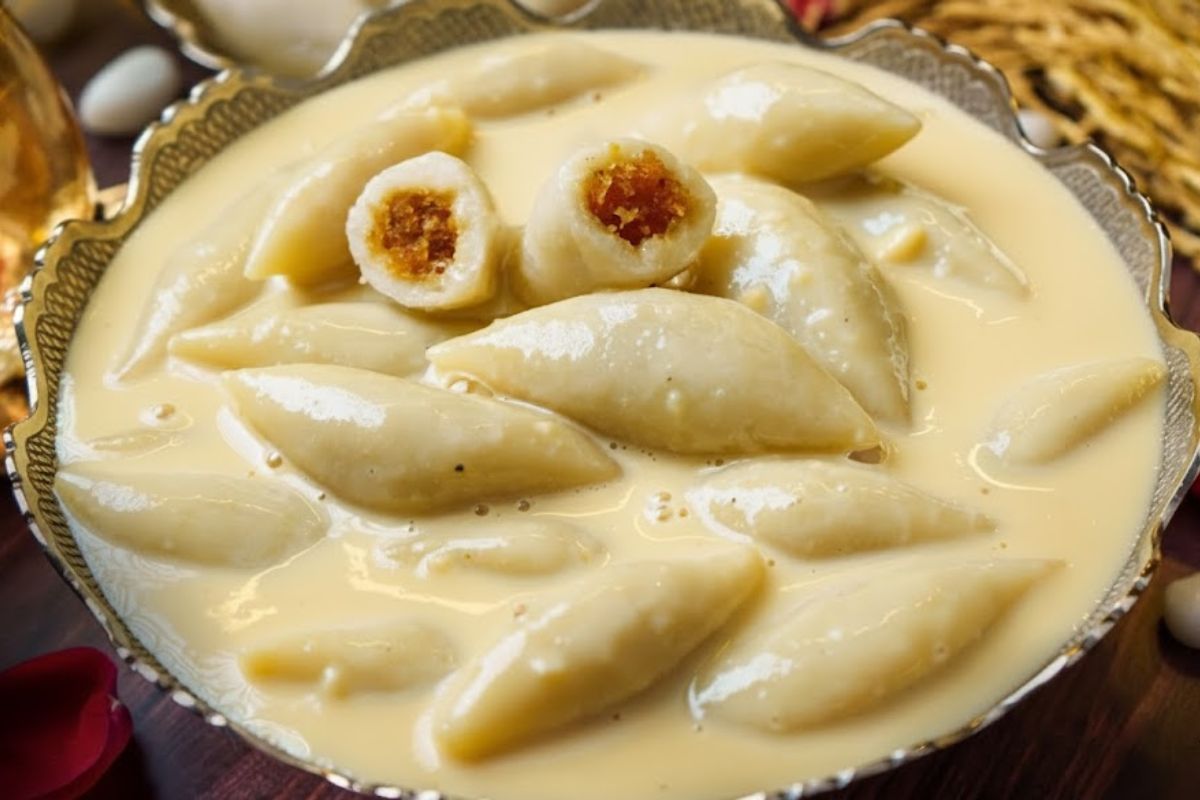 দুধ পুলি পিঠেও শীতের আরেকটি জনপ্রিয় মিষ্টান্ন। চালের গুঁড়োর খোলের ভেতরে নারকেল-নলেন গুড়ের পুর, আর সবটা দুধে ফুটিয়ে নেওয়া হয়। পৌষ সংক্রান্তিতে এই পিঠে খাওয়ার চল বহু পুরনো।
