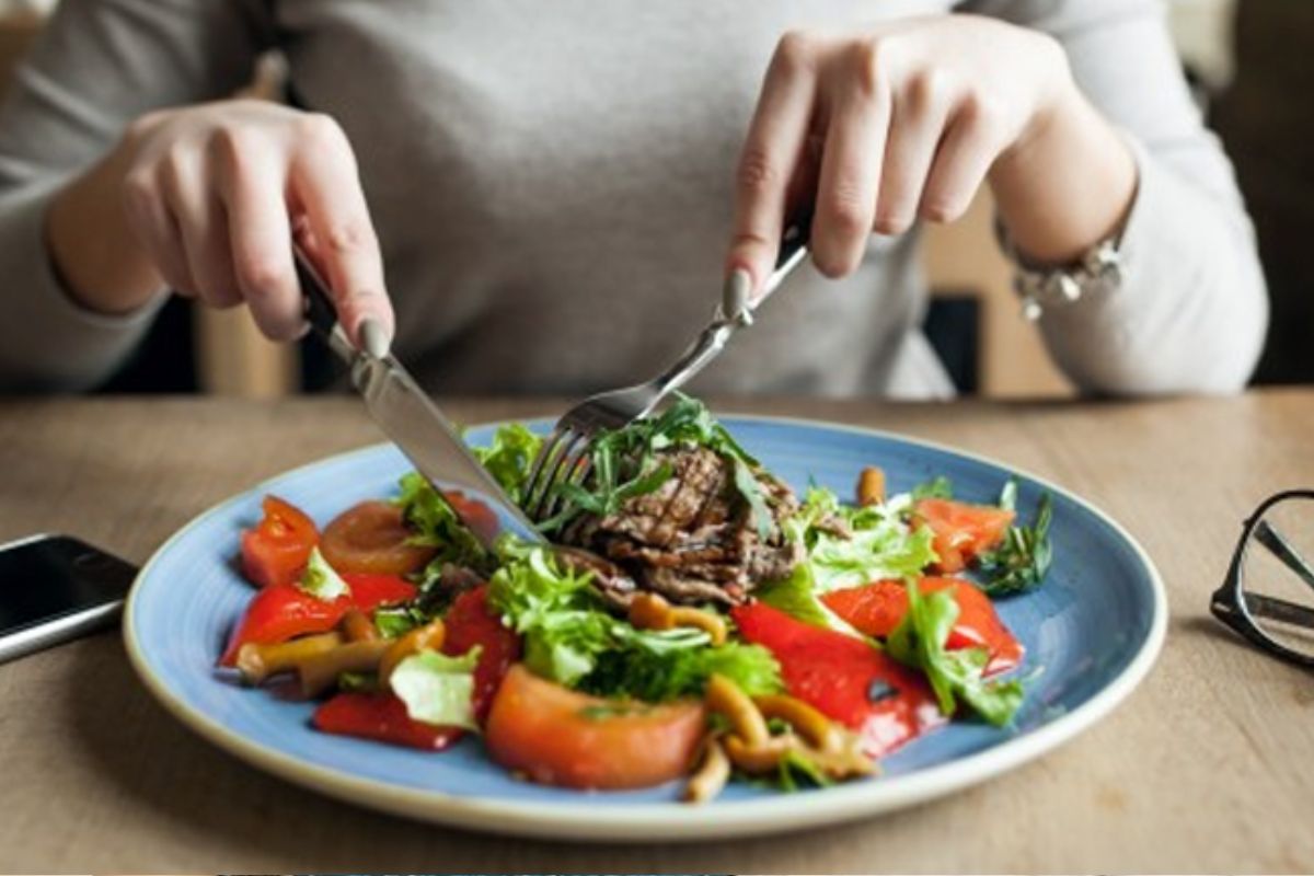 নির্দিষ্ট সময়ে খাবার খেতে হবে। প্রতিদিন একই সময়ে বড় মিল বা ভারী খাবার খাওয়ার চেষ্টা করুন। এতে শরীর বুঝে নেয় কখন হজমের জন্য প্রস্তুত হতে হবে।