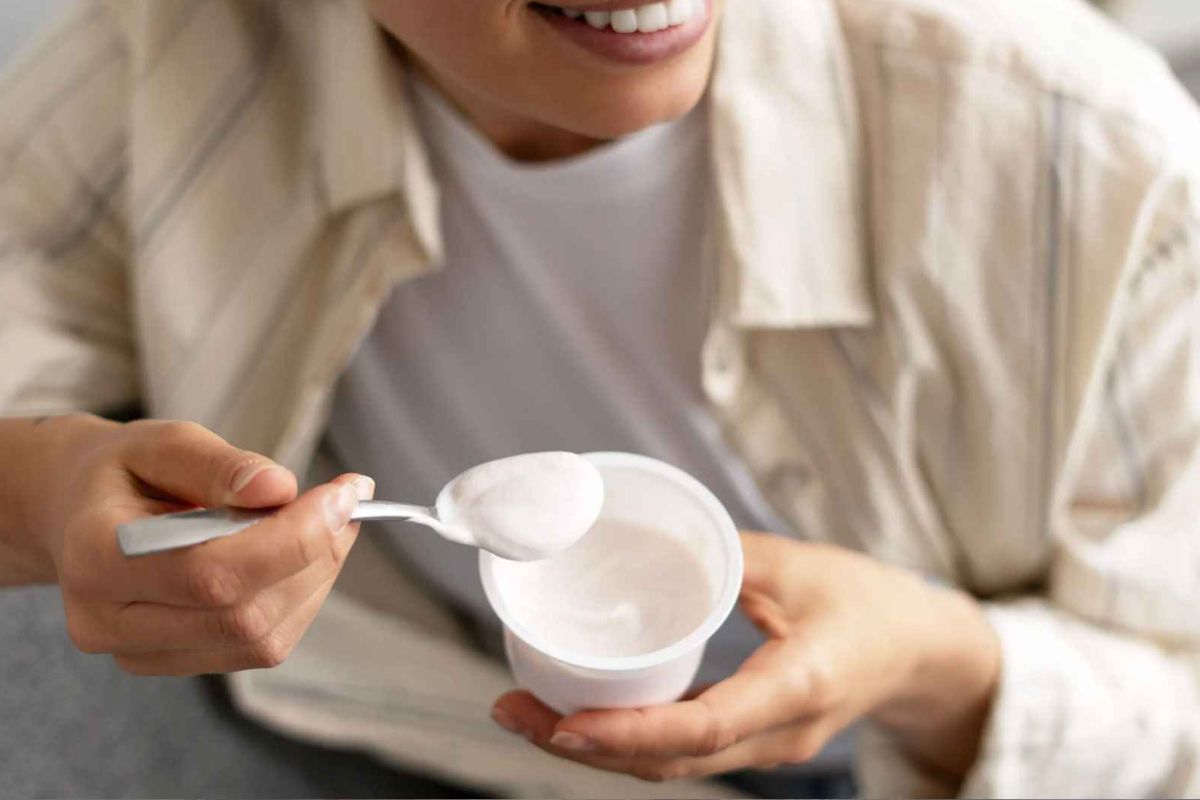 দই বা প্রোবায়োটিক খাবার পেটের ভালো ব্যাকটেরিয়া বাড়ায়। এতে বদহজম, গ্যাস বা পেট ফাঁপার সমস্যা কমে।