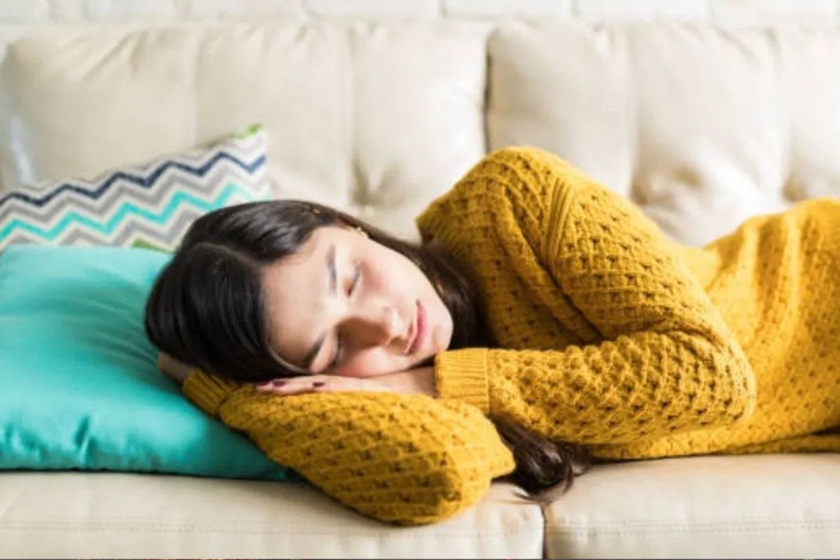 খাওয়ার পর সঙ্গে সঙ্গে শোবেন না। খেয়ে উঠে অন্তত কিছুক্ষণ বসে থাকুন বা হালকা হাঁটাহাঁটি করুন। এতে খাবার ঠিকভাবে হজম হয়।