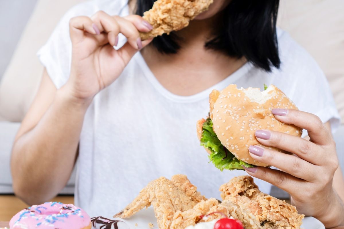 প্রতিদিন তেল-মশলাযুক্ত খাবার খেলে চলবে না। এতে ত্বকের উজ্জ্বলতা কমে যায়। ত্বক নিস্তেজ লাগে, ব্রণও বাড়তে পারে। তাই যতটা সম্ভব জাঙ্ক ফুডও এড়িয়ে চলতে হবে। 
