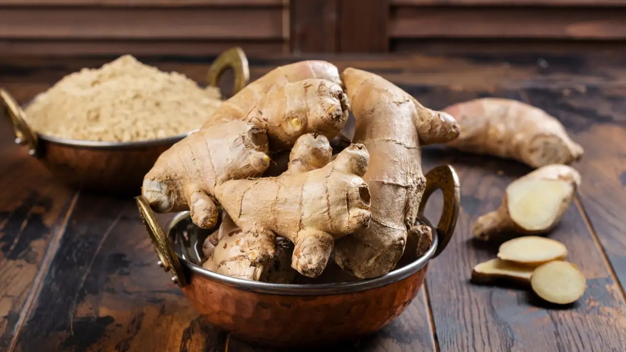 আদা সর্দি-কাশি কমায়, হজমশক্তি বাড়ায় এবং রোগ প্রতিরোধ ক্ষমতা শক্তিশালী করে। নিয়মিত আদা খেলে হৃদরোগের ঝুঁকি কমে, আর আদা-লেবু-মধুর মিশ্রণ মাইগ্রেন ও মাথাব্যথায় আরাম দেয়।