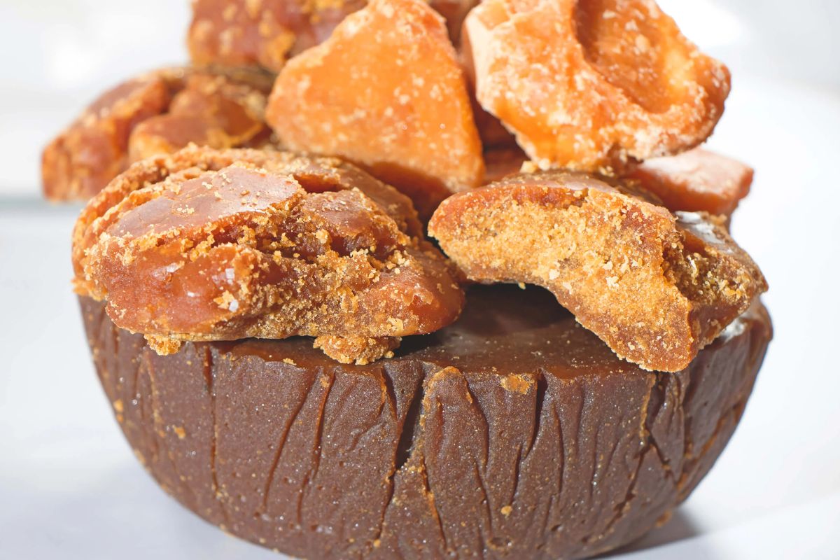 গুড় আয়রনে ভরপুর, যা রক্তে হিমোগ্লোবিন বাড়াতে সাহায্য করে এবং রক্তাল্পতা প্রতিরোধে বিশেষ উপকারী। এতে ম্যাগনেসিয়াম, পটাশিয়াম, ক্যালসিয়াম-সহ নানা খনিজ পদার্থ ও ভিটামিন থাকে। গুড় হজমশক্তি বাড়ায় এবং কোষ্ঠকাঠিন্য দূর করতে সহায়তা করে।