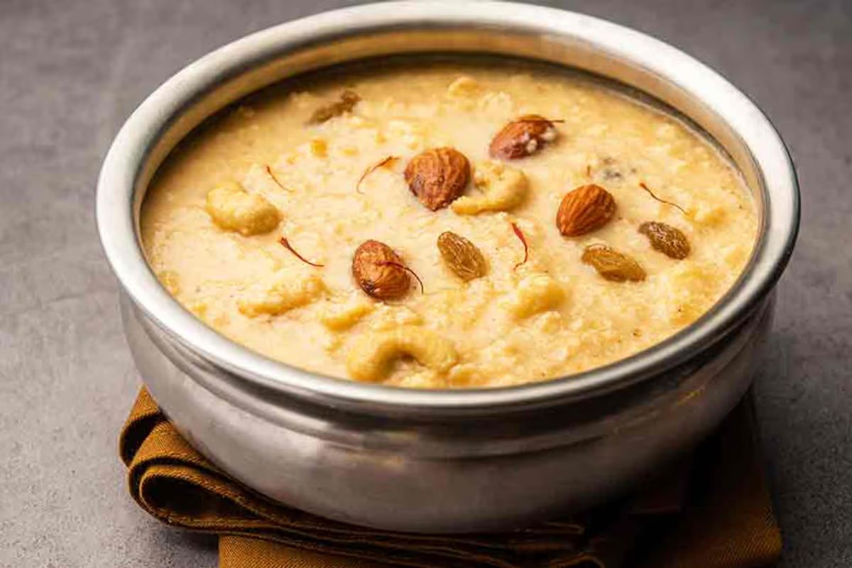 শীতকালীন আর এক জনপ্রিয় মিষ্টি হল নলেন গুড়ের পায়েস। গোবিন্দভোগ চাল, টাটকা দুধ আর নলেন গুড় দিয়ে তৈরি এই পায়েস হয় দারুণ মোলায়েম ও সুগন্ধি। কাজু, কিশমিশ, বাদাম দিয়ে সাজানো এই পায়েস বাঙালি বাড়িতে জন্মদিন বা শুভ অনুষ্ঠানের অবিচ্ছেদ্য অংশ।