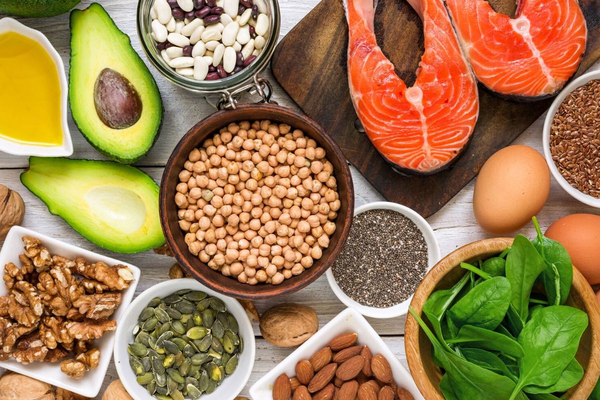 মাছ, তিল, আখরোটের মতো ওমেগা-৩ সমৃদ্ধ খাবার জয়েন্টের স্বাস্থ্যের জন্য উপকারী। এগুলো ব্যথা ও প্রদাহ কমাতে সাহায্য করে।
