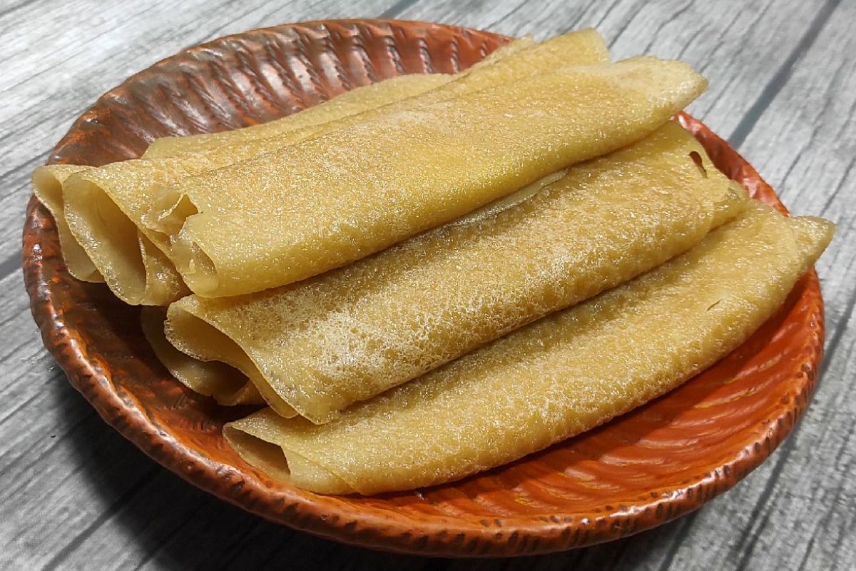 পৌষ পার্বণ মানেই প্রথমে যে নামটি মনে আসে, তা হল পাটিসাপটা। পাতলা প্যানকেকের মতো এই পিঠের ভেতরে থাকে নারকেল আর নলেন গুড়ের পুর বা সন্দেশ। বানানো যেমন সহজ, খেতেও তেমনই হালকা ও সুস্বাদু। অনেকেই সকালের নাশতায় বা বিকেলের স্ন্যাকস হিসেবে পাটিসাপটা খেতে ভালোবাসেন।
