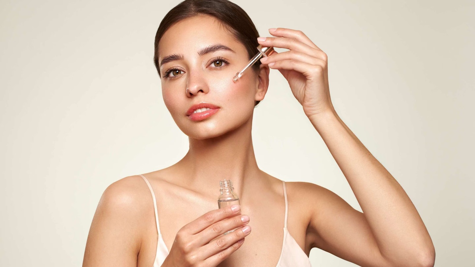 ত্বকের নানা সমস্যায় সিরাম খুব উপকারী। পিগমেন্টেশন, ব্রণ, বিভিন্ন সমস্যার জন্য আলাদা আলাদা সিরাম পাওয়া যায়। অনেকেই অ্যান্টিঅক্সিডেন্ট সিরাম ব্যবহার করেন, যা ত্বককে সুরক্ষা দেয় এবং বার্ধক্যের ছাপ কমাতে সাহায্য করে। ভিটামিন সি বা ভিটামিন ই সিরাম ত্বককে টানটান ও উজ্জ্বল রাখতে অনেকটাই কার্যকর।