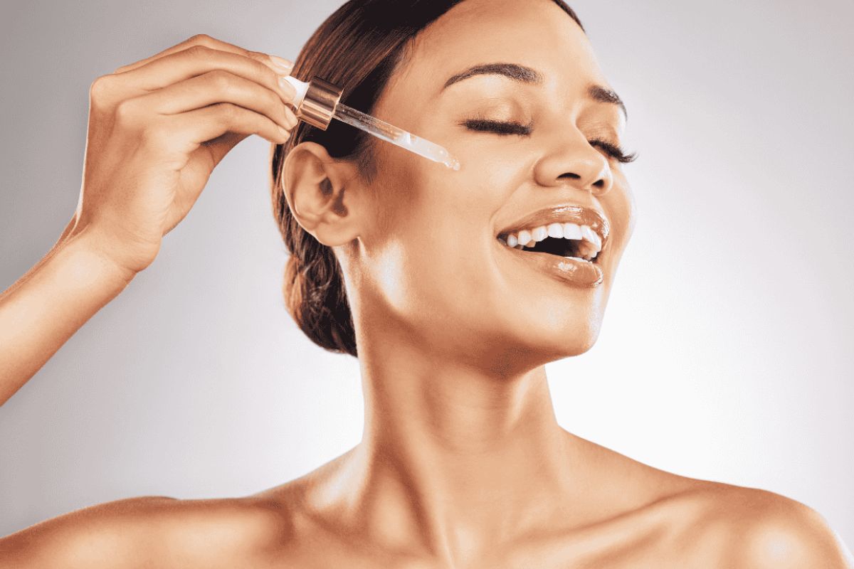 নিয়মিত ঘুম, পর্যাপ্ত জল, কম জাঙ্ক ফুড, একটু ব্যায়াম- এই কয়েকটি অভ্যাসই ত্বককে স্বাস্থ্যকর ও উজ্জ্বল রাখতে সাহায্য করে। 