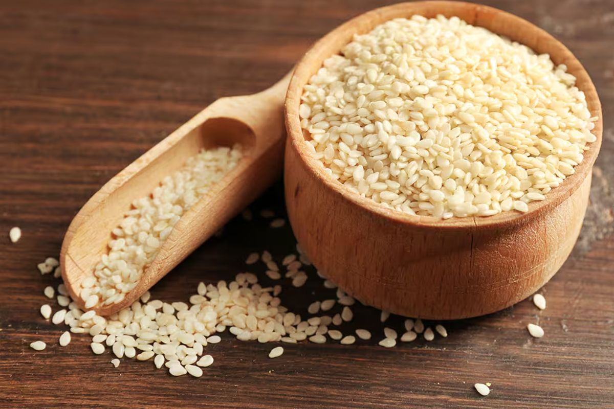 তিলে থাকে ক্যালসিয়াম, ম্যাগনেসিয়াম ও জিঙ্ক যা হাড়কে মজবুত করে এবং জয়েন্টের ব্যথা কমাতে সাহায্য করে। এছাড়া ওমেগা ফ্যাটি অ্যাসিড ও ভিটামিন চুলকে পুষ্টি দেয়, চুল পড়া কমায়।