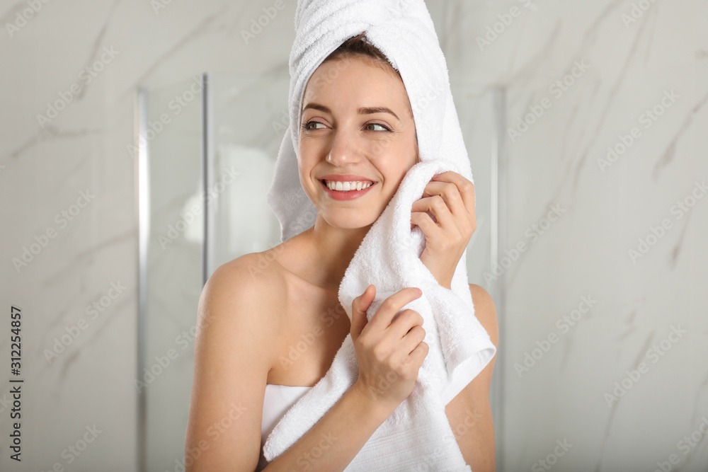 মুখ ধোয়ার পর শুকনো তোয়ালে বা টিস্যু দিয়ে মুছে নিন। এরপর ব্যবহার করতে হবে টোনার। পাতলা কটন প্যাডে সামান্য টোনার নিয়ে মুখে আলতো করে বুলিয়ে নিন। 