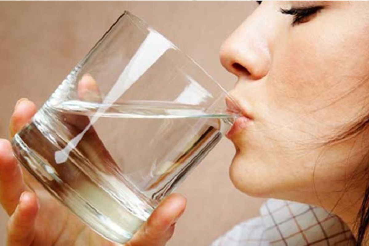দিনে অন্তত আড়াই থেকে তিন লিটার জল পান করা জরুরি। জল হজম প্রক্রিয়াকে মসৃণ রাখে।