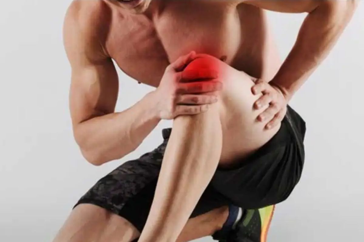 দৌড়ানো, লাফানো বা ভারী ব্যায়াম শীতকালে জয়েন্টের সমস্যা বাড়াতে পারে। জয়েন্টে চাপ পড়ে এমন ব্যায়াম এড়িয়ে চলুন। তার বদলে হালকা ব্যায়াম বা স্ট্রেচিং করুন।
